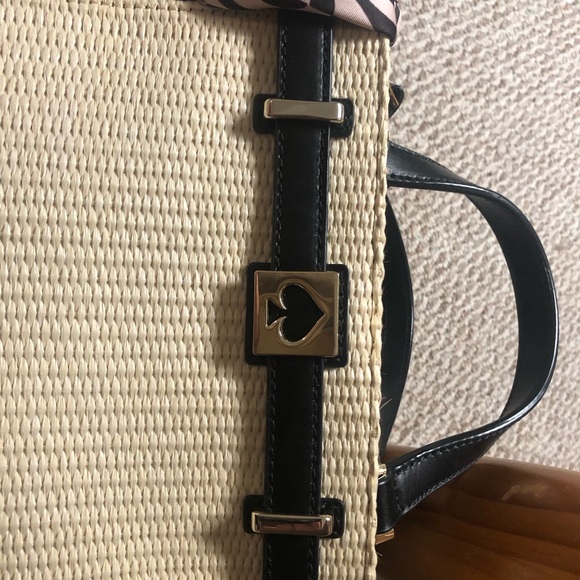 Elegant Black and Cream Handbag - Picture 5 of 13